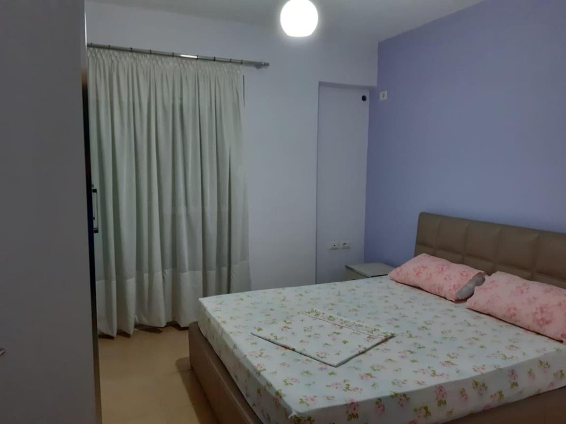 Xhulio Apartments Sarandë エクステリア 写真