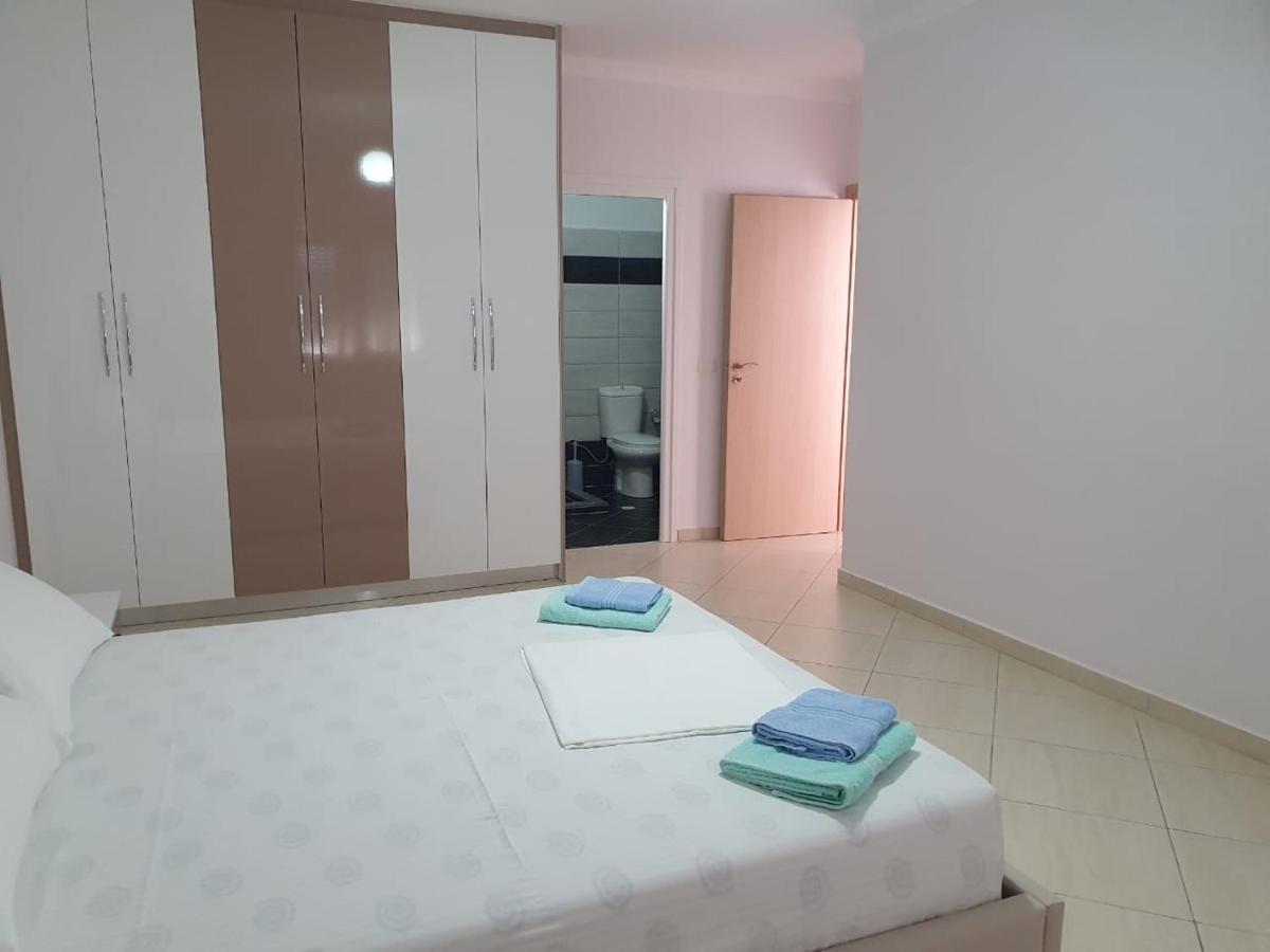 Xhulio Apartments Sarandë エクステリア 写真