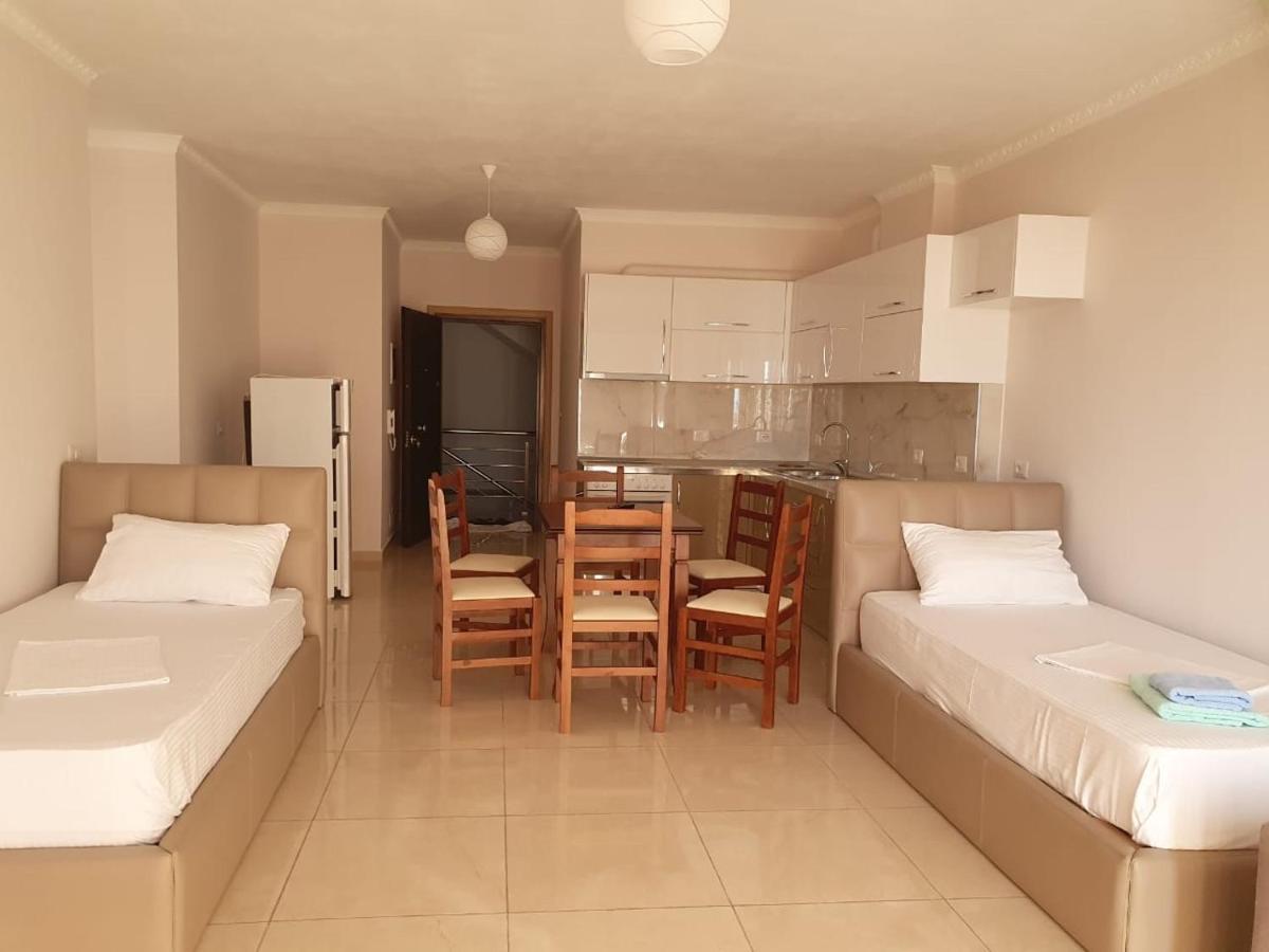 Xhulio Apartments Sarandë エクステリア 写真