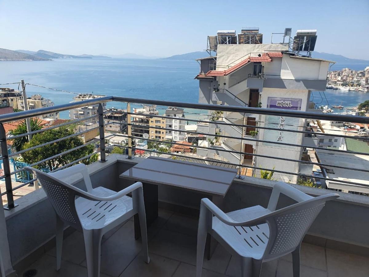 Xhulio Apartments Sarandë エクステリア 写真