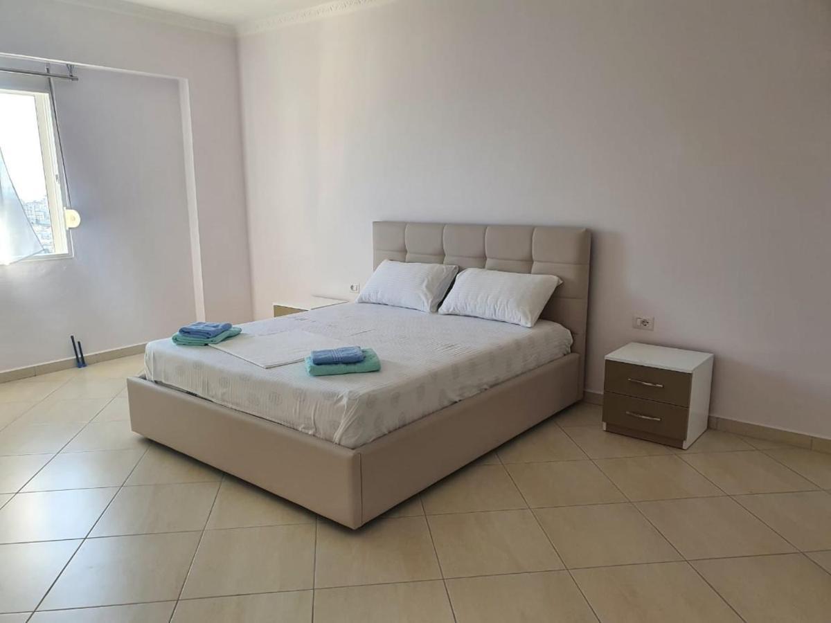 Xhulio Apartments Sarandë エクステリア 写真