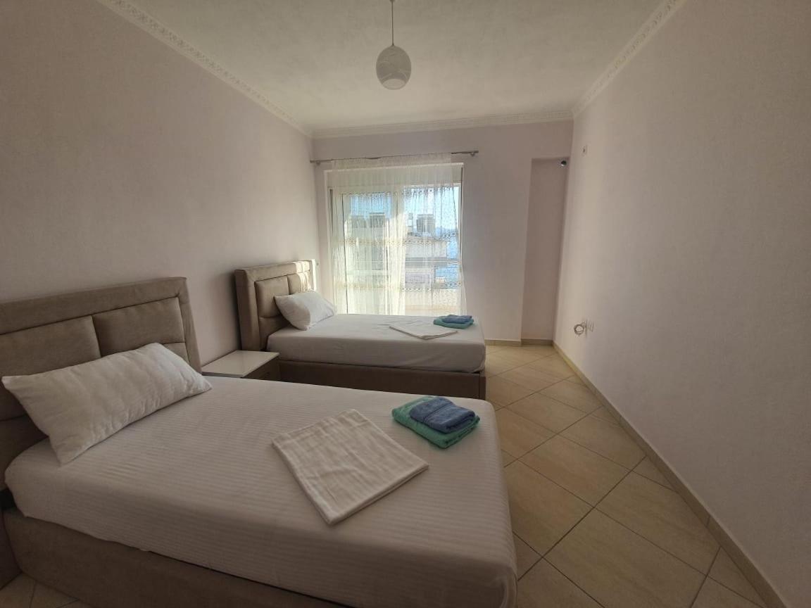 Xhulio Apartments Sarandë エクステリア 写真