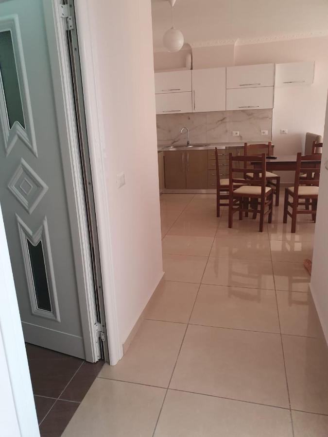 Xhulio Apartments Sarandë エクステリア 写真