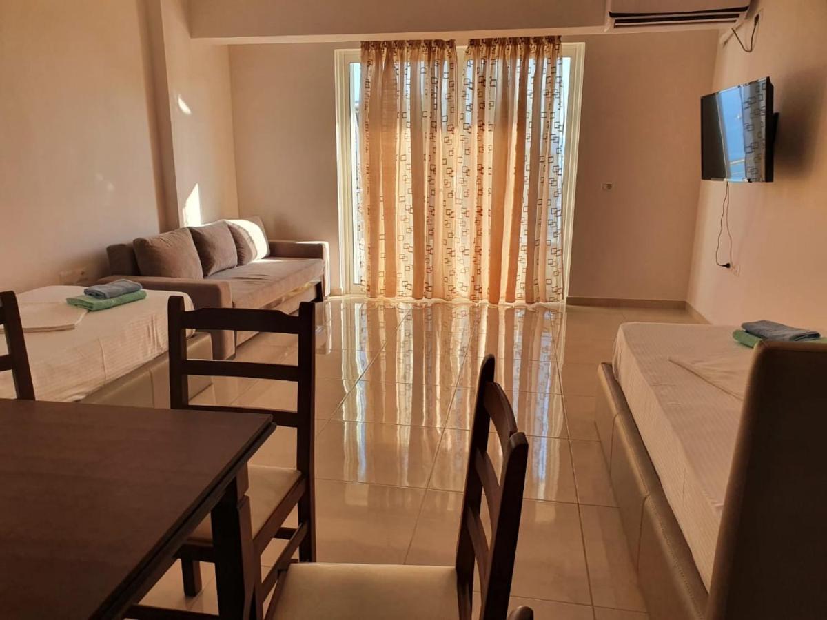 Xhulio Apartments Sarandë エクステリア 写真