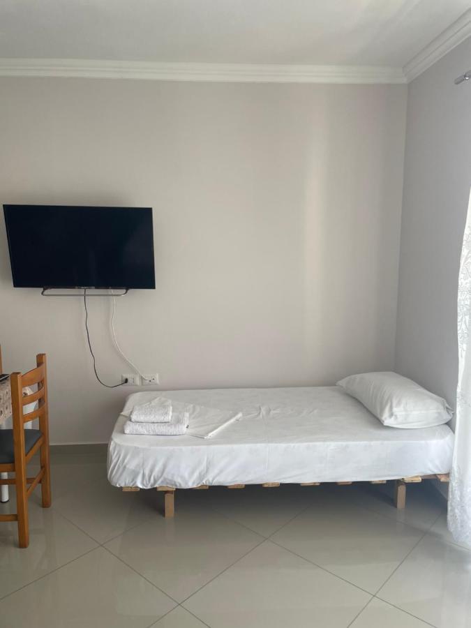 Xhulio Apartments Sarandë エクステリア 写真