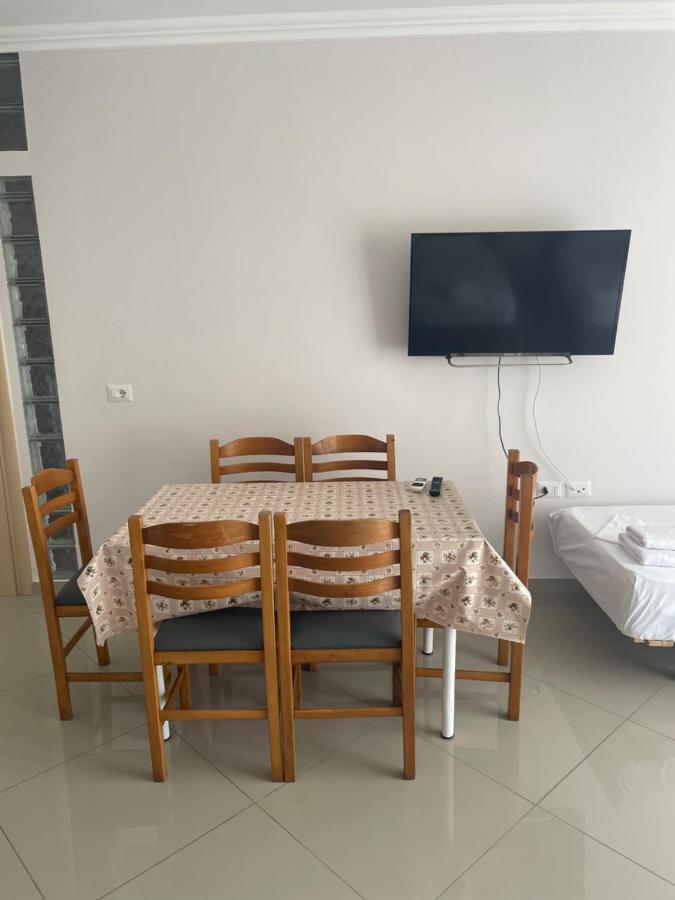 Xhulio Apartments Sarandë エクステリア 写真