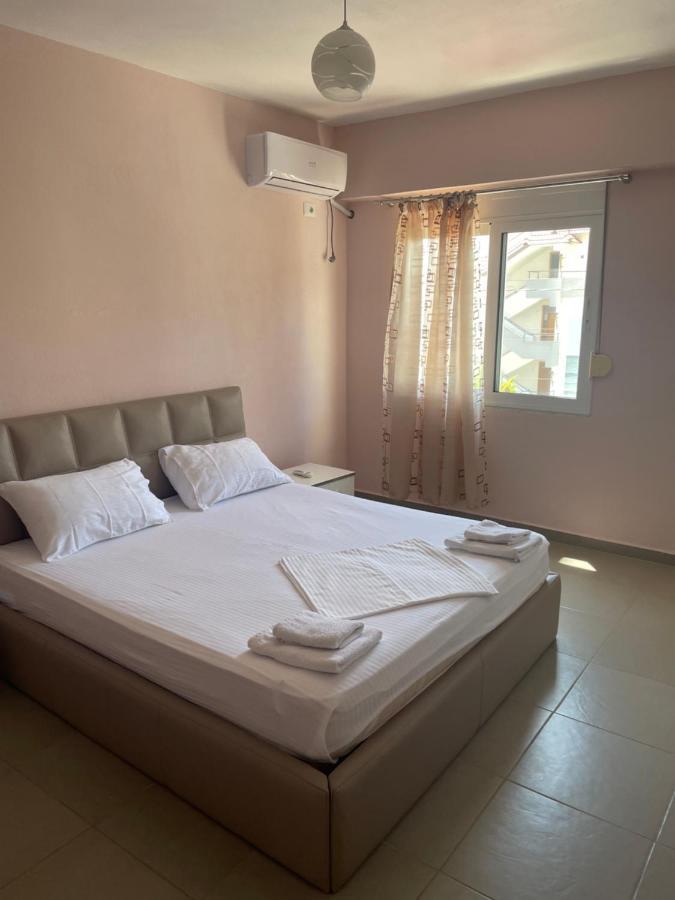 Xhulio Apartments Sarandë エクステリア 写真