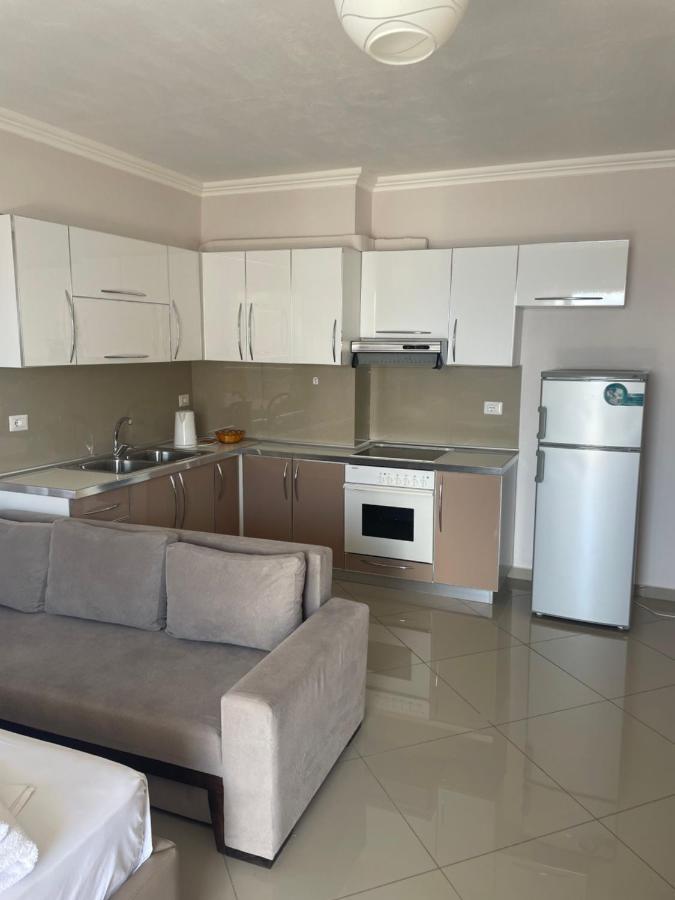 Xhulio Apartments Sarandë エクステリア 写真