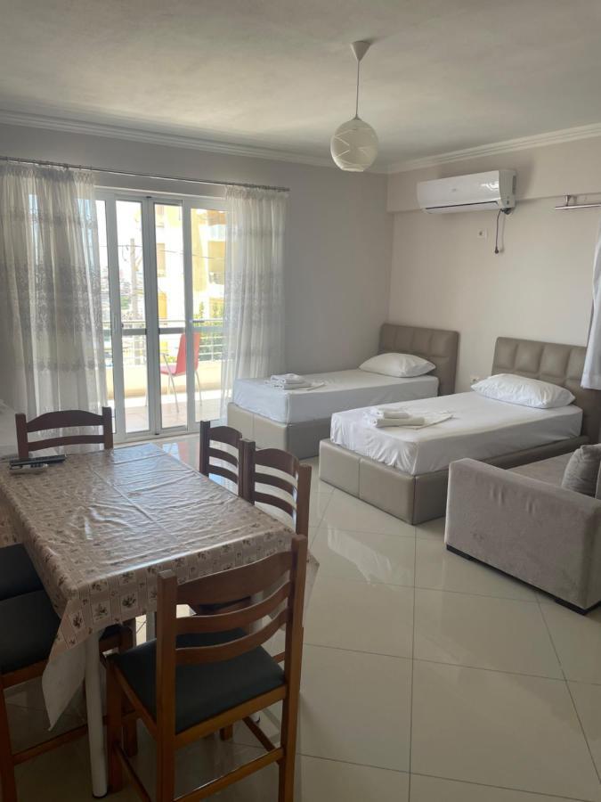 Xhulio Apartments Sarandë エクステリア 写真