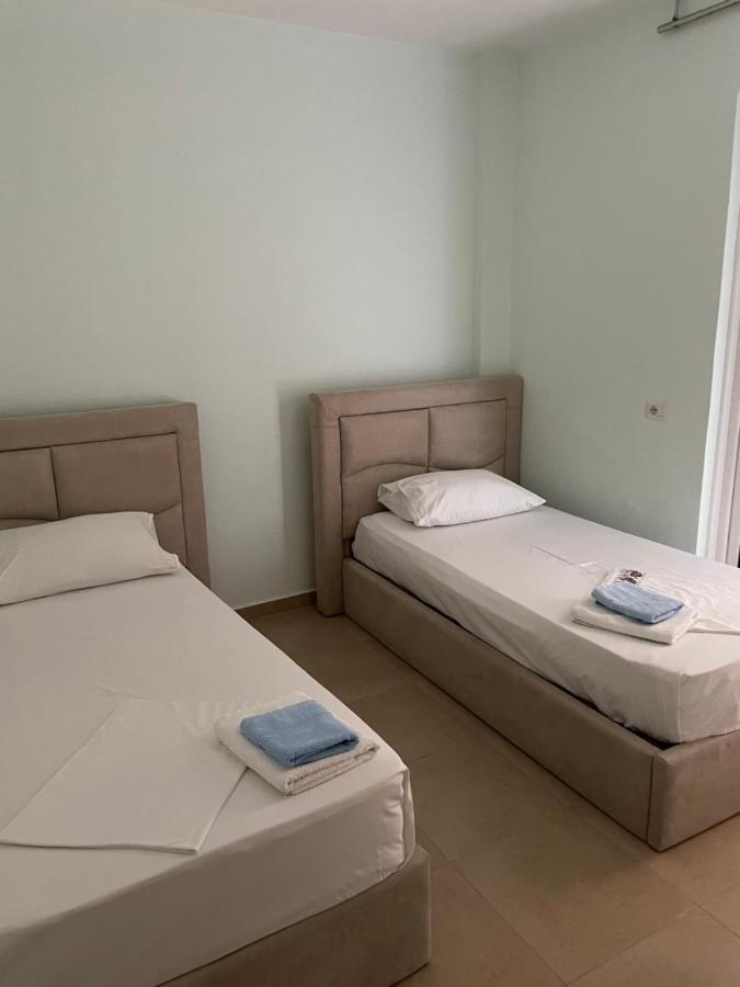 Xhulio Apartments Sarandë エクステリア 写真