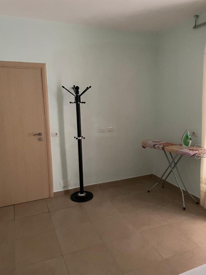 Xhulio Apartments Sarandë エクステリア 写真