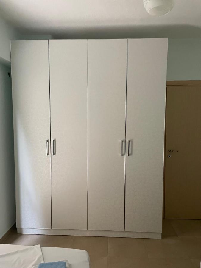 Xhulio Apartments Sarandë エクステリア 写真