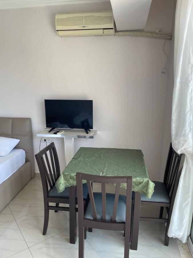 Xhulio Apartments Sarandë エクステリア 写真
