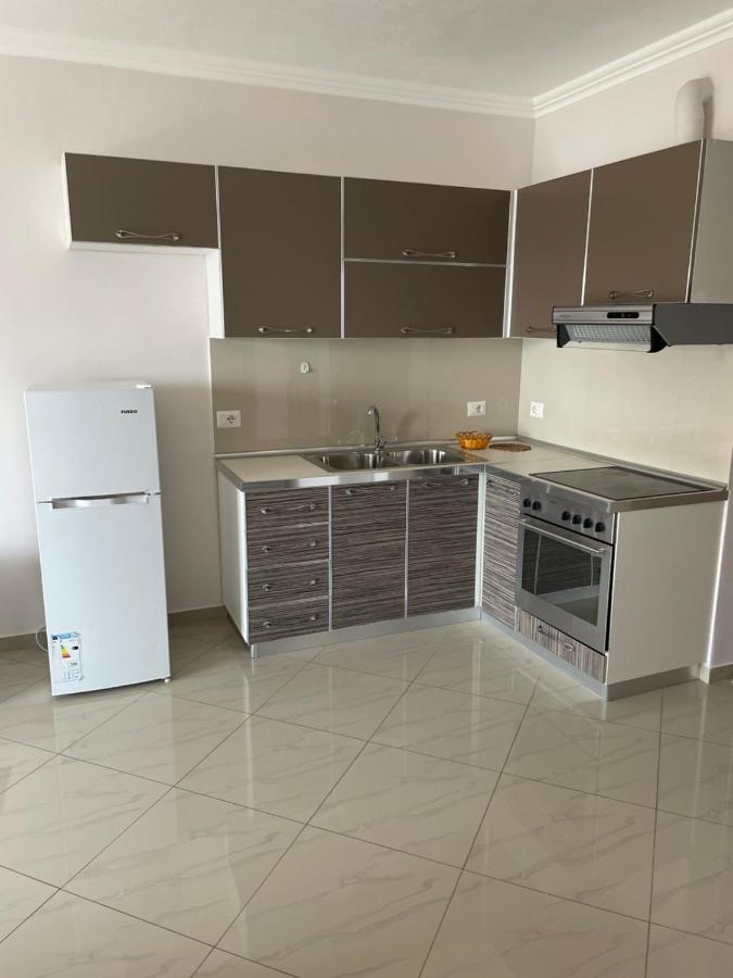Xhulio Apartments Sarandë エクステリア 写真
