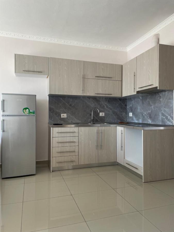 Xhulio Apartments Sarandë エクステリア 写真