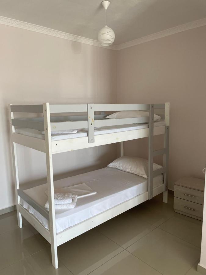 Xhulio Apartments Sarandë エクステリア 写真