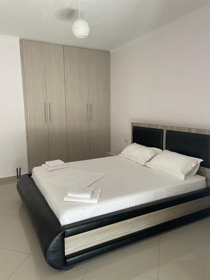 Xhulio Apartments Sarandë エクステリア 写真