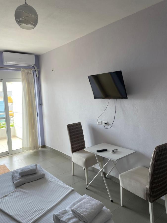 Xhulio Apartments Sarandë エクステリア 写真