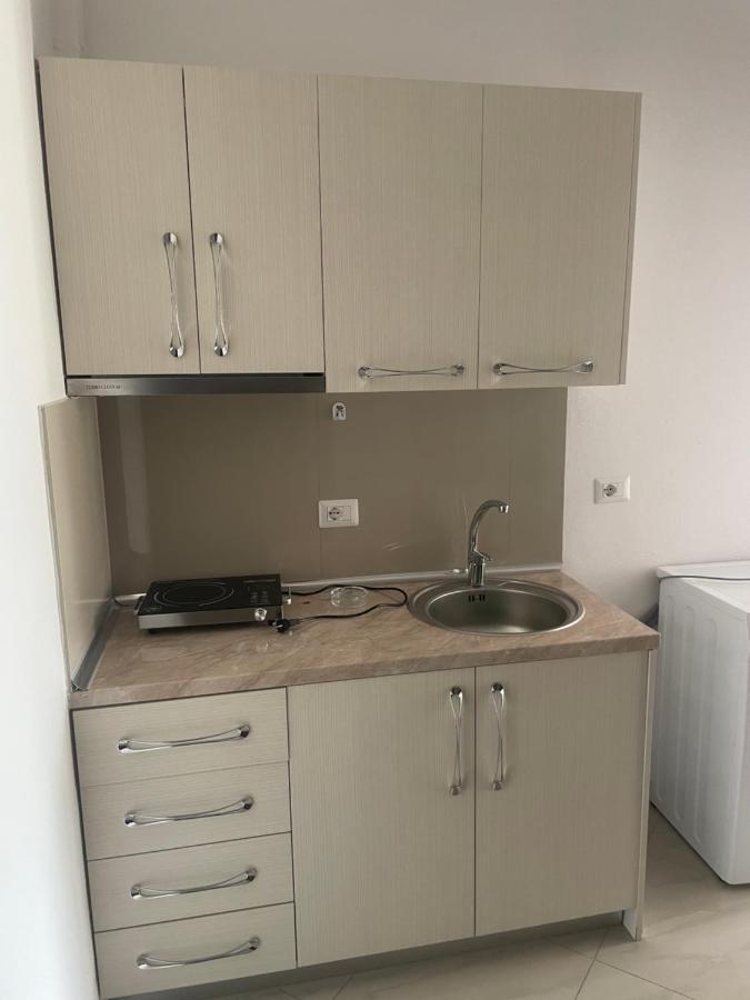 Xhulio Apartments Sarandë エクステリア 写真