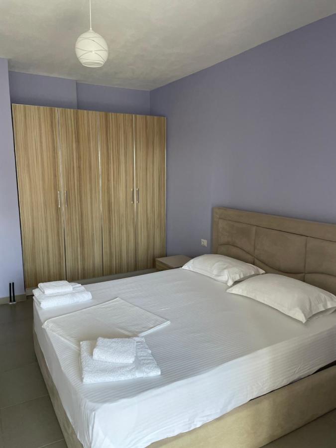 Xhulio Apartments Sarandë エクステリア 写真