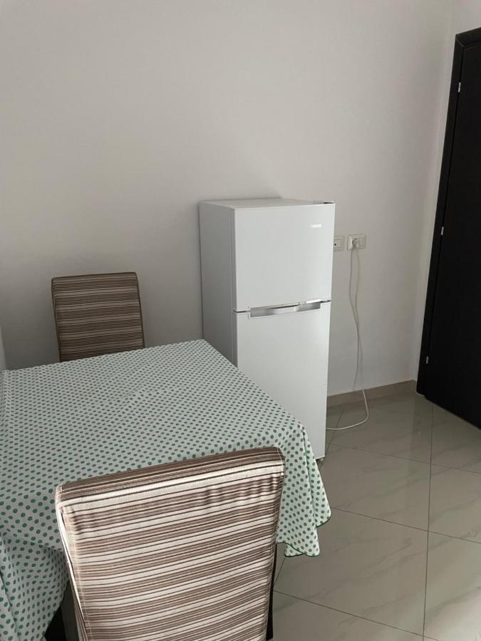 Xhulio Apartments Sarandë エクステリア 写真