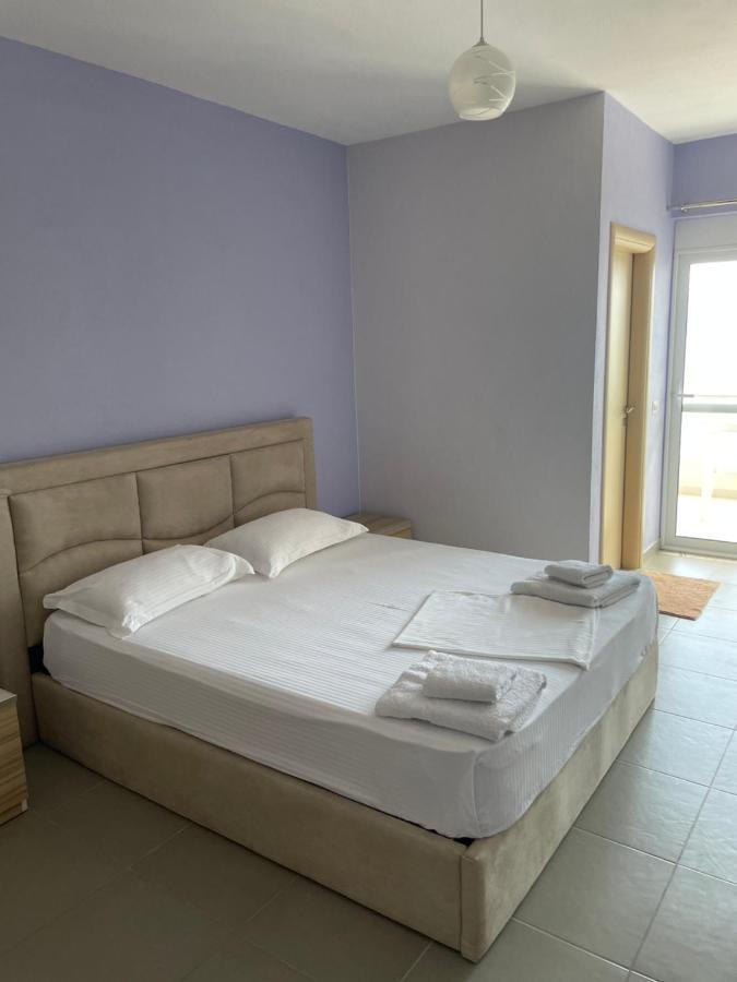 Xhulio Apartments Sarandë エクステリア 写真