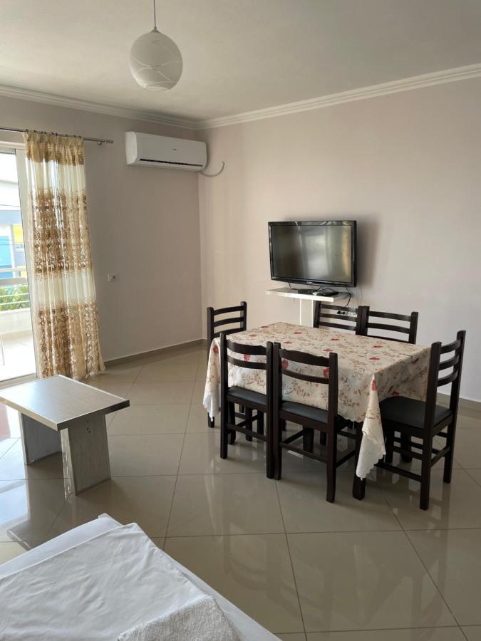 Xhulio Apartments Sarandë エクステリア 写真