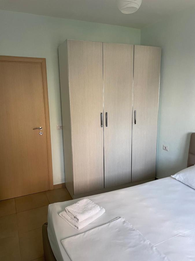 Xhulio Apartments Sarandë エクステリア 写真