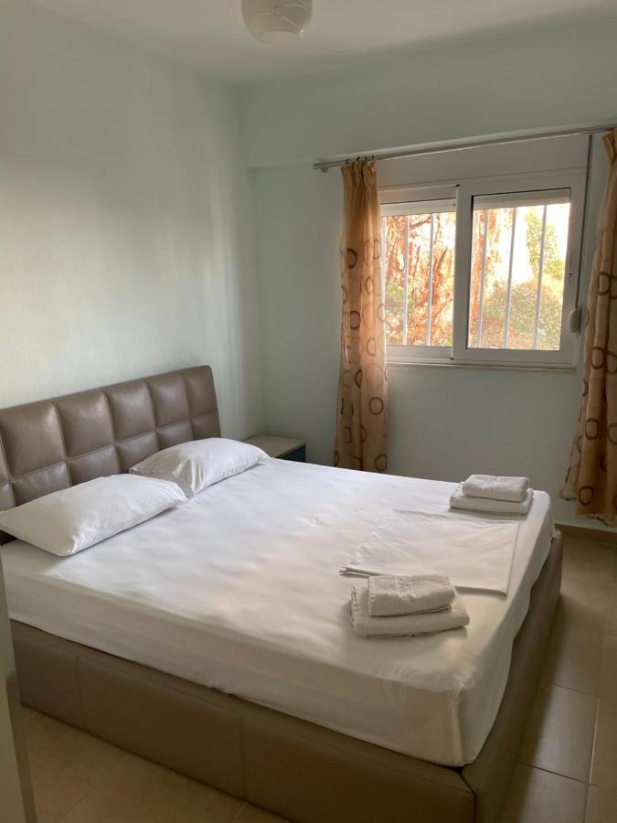 Xhulio Apartments Sarandë エクステリア 写真
