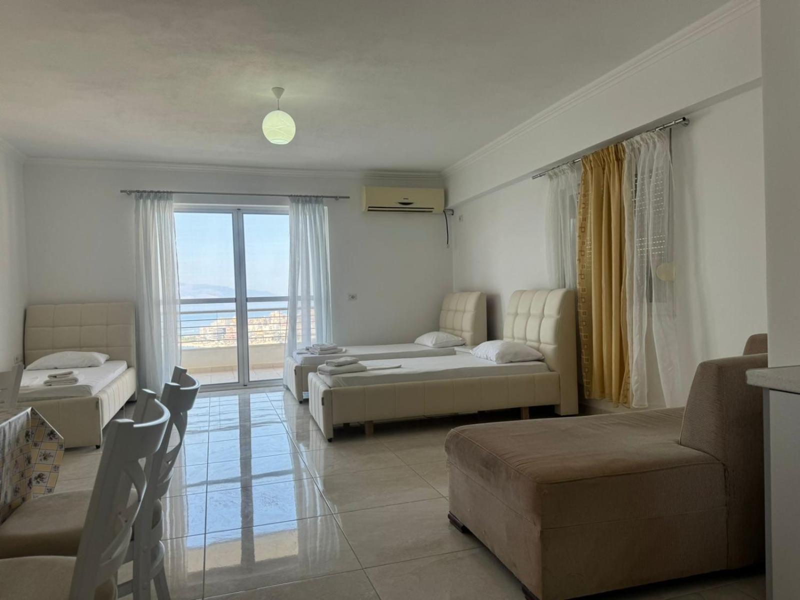 Xhulio Apartments Sarandë エクステリア 写真