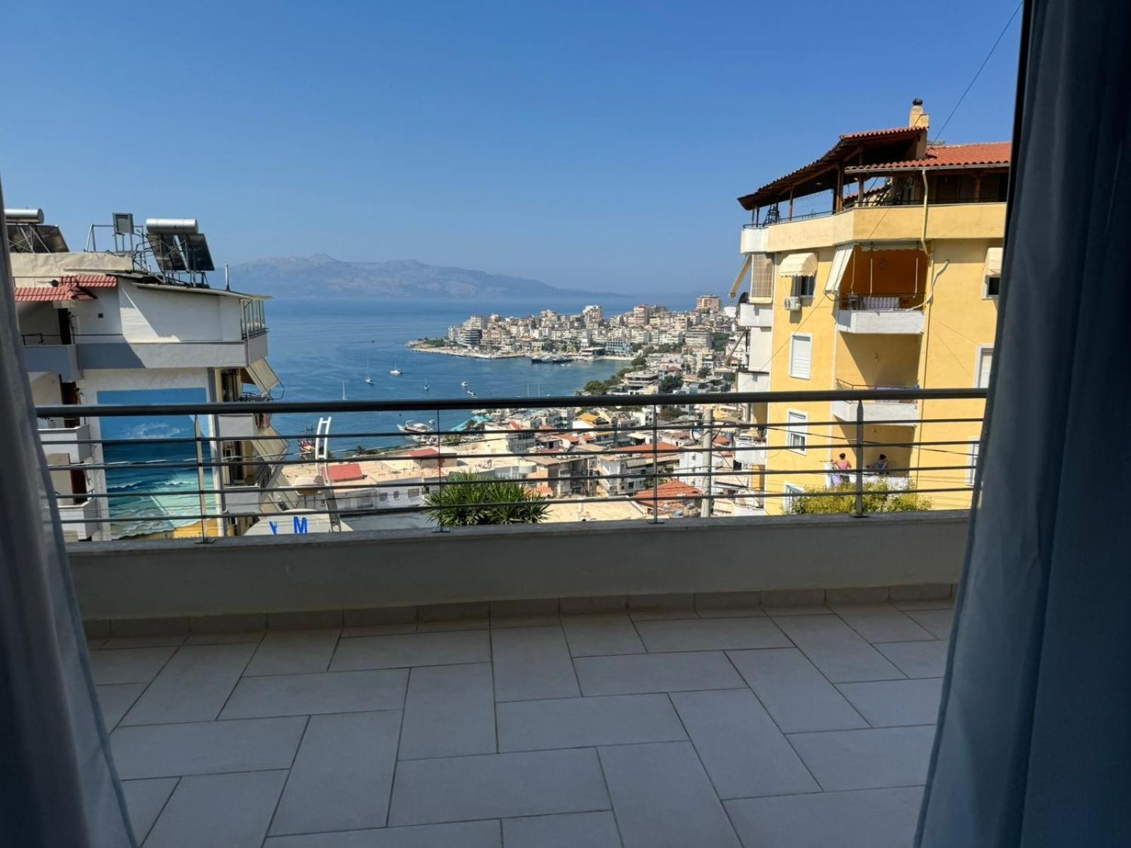 Xhulio Apartments Sarandë エクステリア 写真