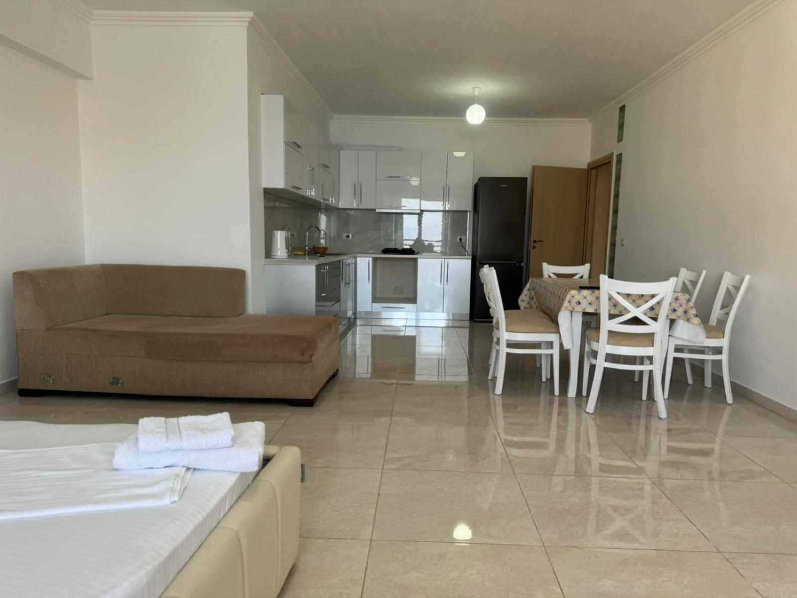 Xhulio Apartments Sarandë エクステリア 写真