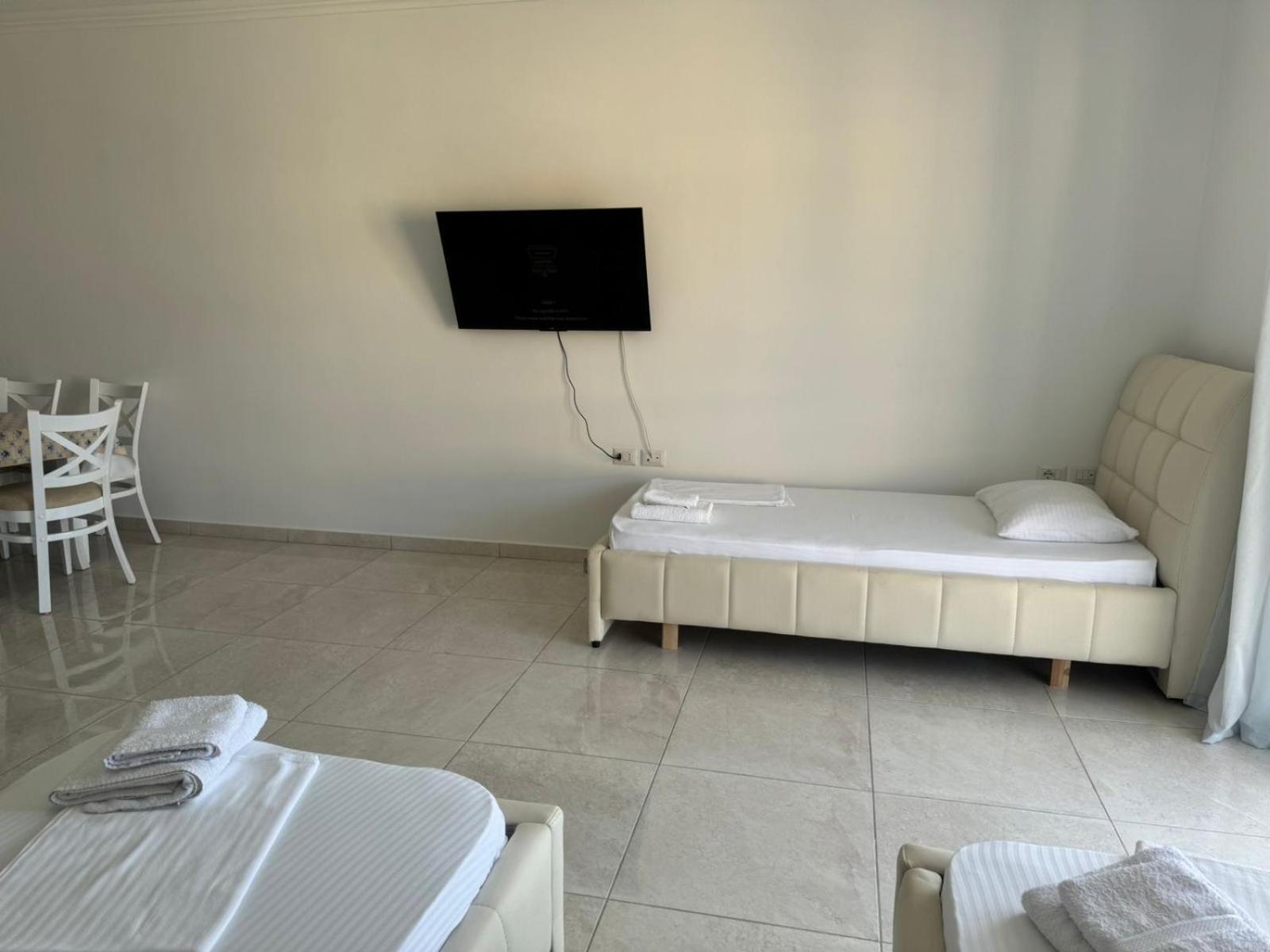 Xhulio Apartments Sarandë エクステリア 写真