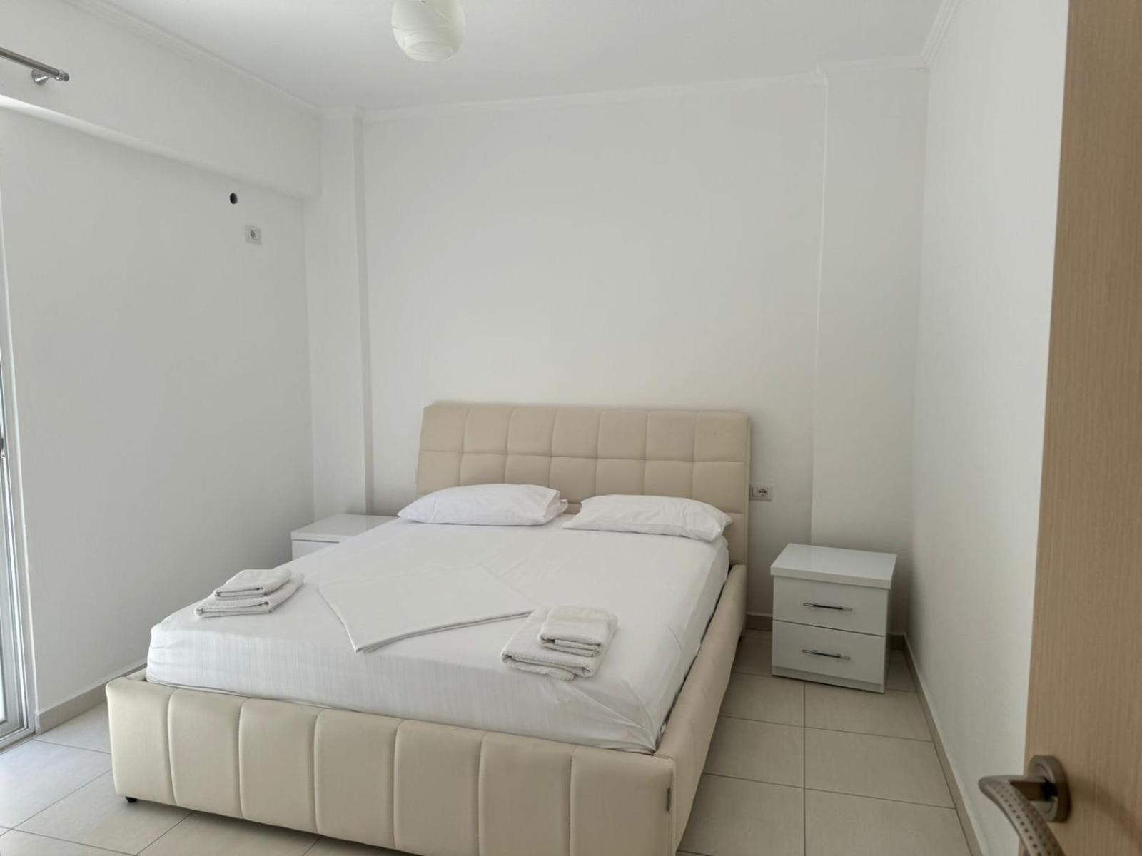 Xhulio Apartments Sarandë エクステリア 写真
