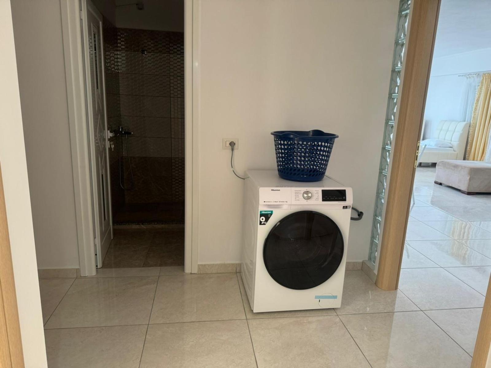 Xhulio Apartments Sarandë エクステリア 写真