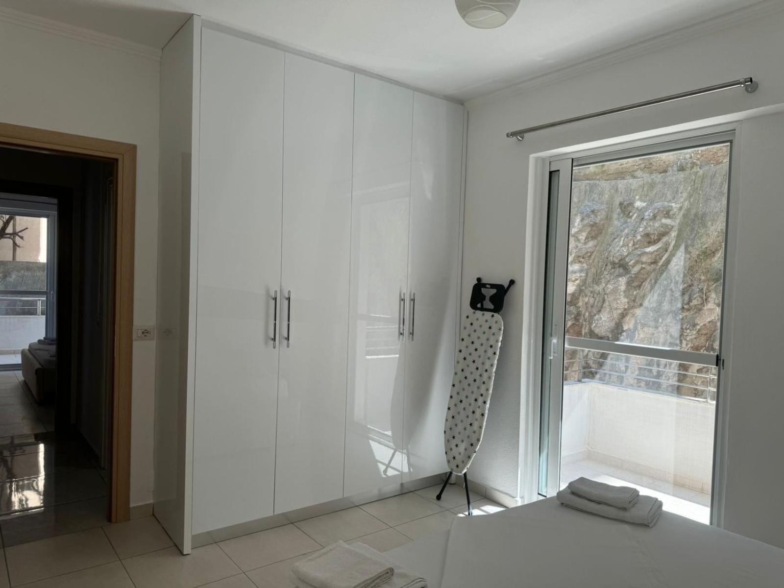 Xhulio Apartments Sarandë エクステリア 写真