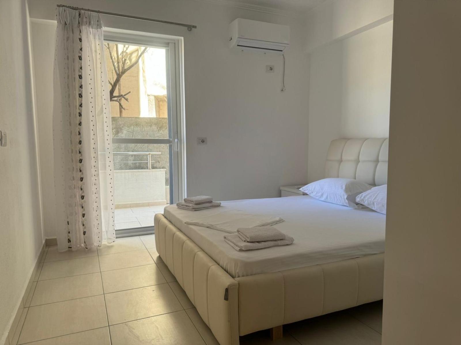 Xhulio Apartments Sarandë エクステリア 写真