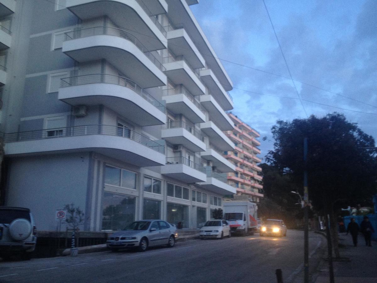 Xhulio Apartments Sarandë エクステリア 写真