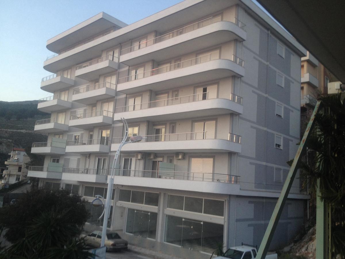 Xhulio Apartments Sarandë エクステリア 写真