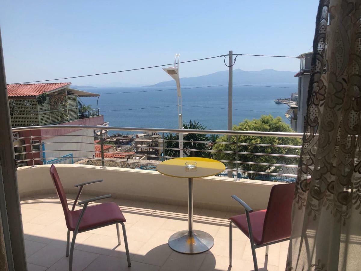 Xhulio Apartments Sarandë エクステリア 写真