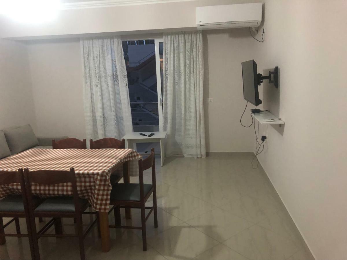 Xhulio Apartments Sarandë エクステリア 写真