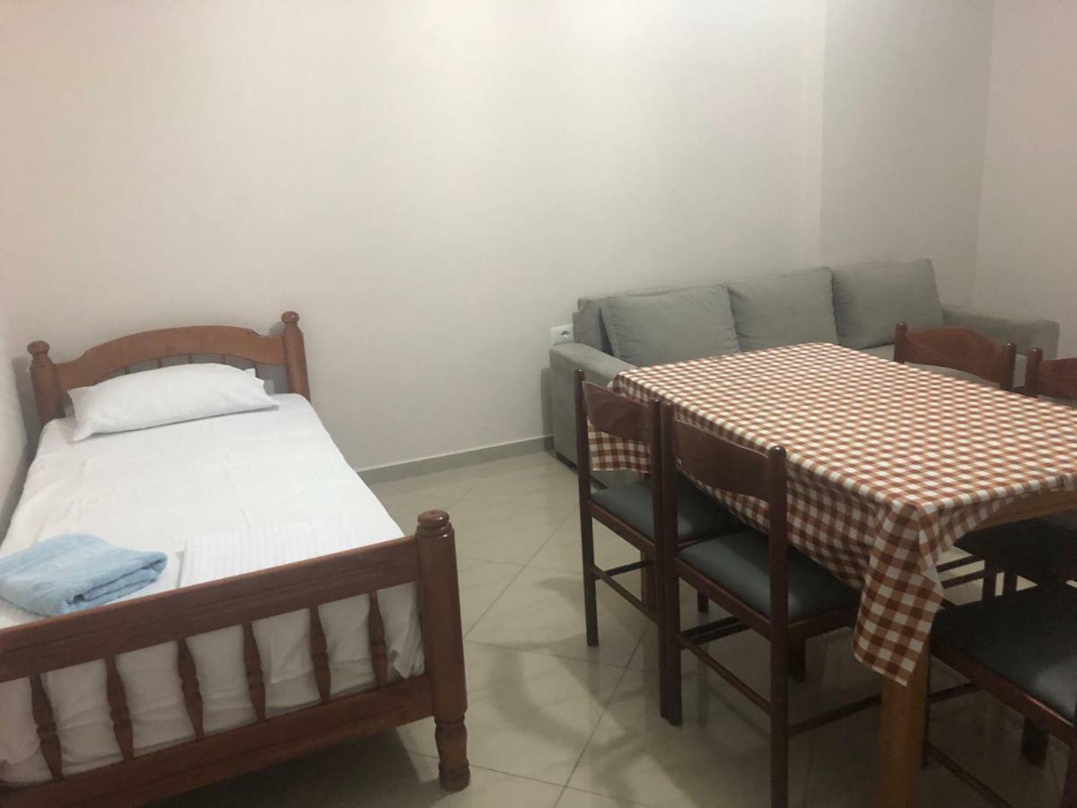 Xhulio Apartments Sarandë エクステリア 写真