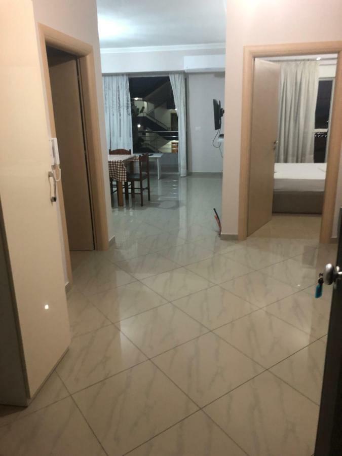 Xhulio Apartments Sarandë エクステリア 写真