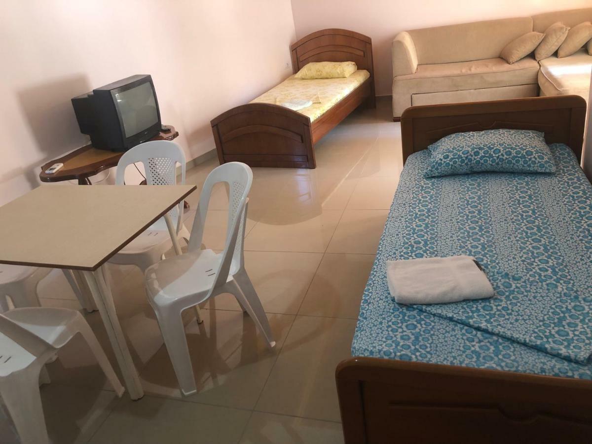 Xhulio Apartments Sarandë エクステリア 写真
