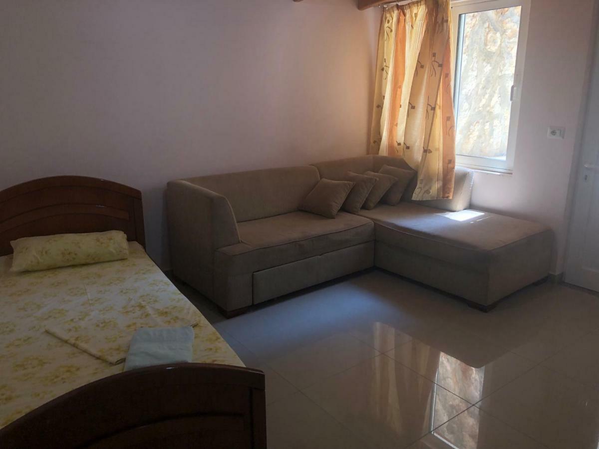 Xhulio Apartments Sarandë エクステリア 写真