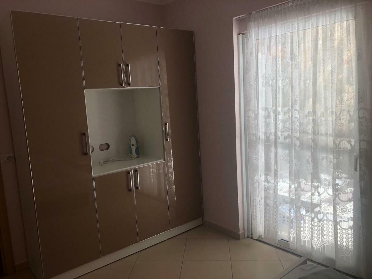 Xhulio Apartments Sarandë エクステリア 写真